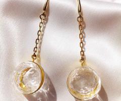 Orecchini con perla in vetro soffiato . Collezione Murano