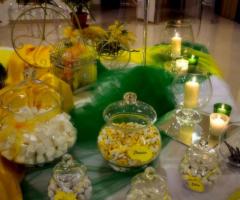 Tavola con colori primaverili e confettata mista organizzata da Magic Day Wedding and Events Planner
