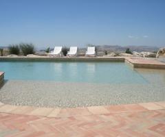 Ampia piscina presso l'agriturismo per ricevimento di matrimonio Masseria Susafa