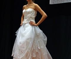 Originale abito da sposa dalla gonna ricamata in pizzo