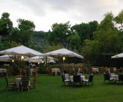 Tavoli in giardino per l'antipasto di nozze