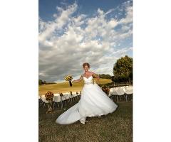 Sposa con bouquet di girasoli