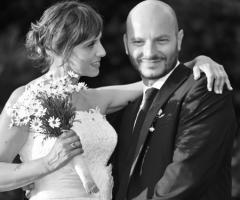 Un momento di tenerezza tra gli sposi - iovideo