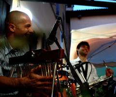 Esibizione live di Aperi Style