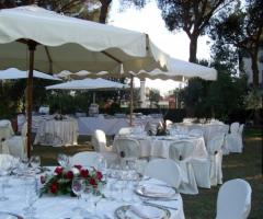 Allestimento del buffet nuziale in giardino