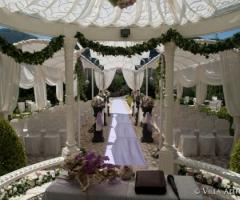 Cerimonia di matrimonio all'americana in giardino