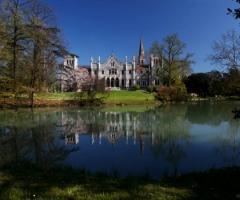 Veduta dal lago della villa per matrimoni