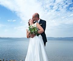 Foto degli sposi in riva al mare