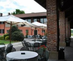 Allestimento tavoli sotto il portico dell'agriturismo