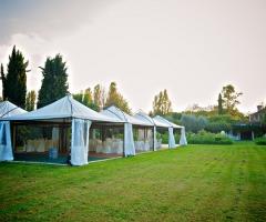 Allestimento gazebo nel parco della villa - AZETA Foto
