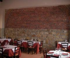 Ampia sala interna per ricevimento di matrimonio presso l'agriturismo Chiusa del Falconiere