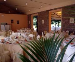 Il ricevimento di matrimonio nella sala interna dell'agriturismo