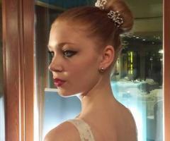 Acconciatura a chignon e trucco sui toni dell'arancio