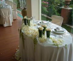 Allestimento floreale per il tavolo degli sposi