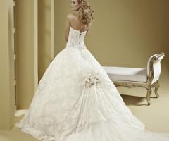 Abito da sposa da principessa con fiori applicati sul retro gonna