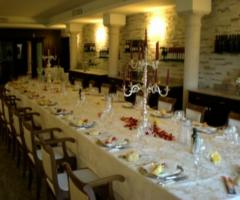 Tavolo allestito per il ricevimento di matrimonio