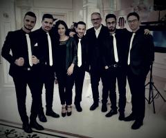 Metamorphosis Wedding Band - Abito nero e cravattino bianco