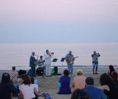 La band si esibisce sulla spiaggia