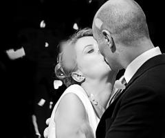 Foto in bianco e nero degli sposi mentre si baciano