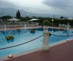 Allestimento della piscina per il matrimonio