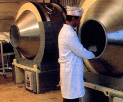 La lavorazione dei confetti Gangemi nell'azienda di Nunziata (Catania)