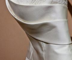 Dettaglio dell'abito da sposa