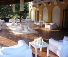 Zona relax sotto il portico della villa