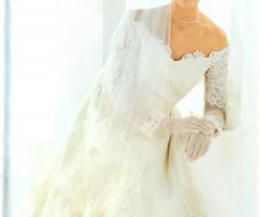 Prezioso abito da sposa con ricami dal grande rigore stilistico