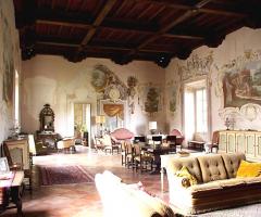 Affreschi storici e pregiati mobili antichi del Castello di Zena