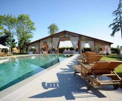 La piscina di Villa Capriata