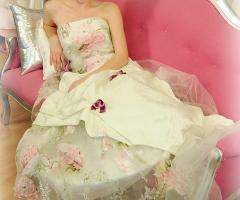 Originale abito da sposa in stile principesco dai decori floreali