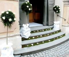 Addobbo floreale esterno chiesa