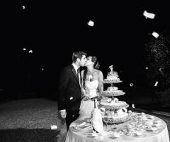 Guglielmo Meucci Fotografo - Bacio con la torta nuziale