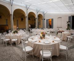 Pepper Diva Unconventional Banqueting - L'allestimento dei tavoli per il ricevimento di nozze