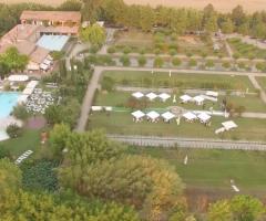 Corte Glam - La piscina e il roseto