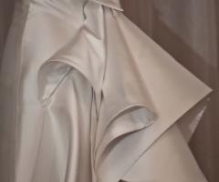 Abito da sposa con coda elaborata