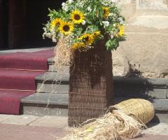 Composizione di girasoli all'uscita della chiesa per il matrimonio
