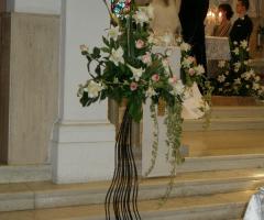 Composizione di calle e rose per il matrimonio in chiesa