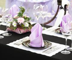 Apparecchiatura dallo stile elegante e chic rosa e nero