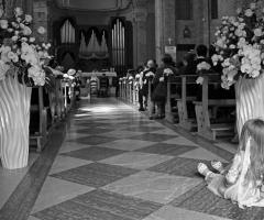 Foto in bianco e nero della chiesa addobbata per il matrimonio