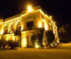 Villa Zaira illuminata per un matrimonio di sera