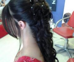 Acconciatura semiraccolta con strass