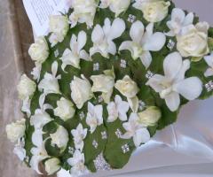 Composizione floreale in bianco