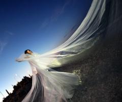 Sposa con velo al vento