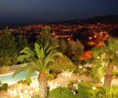 La location vista dall'alto di sera