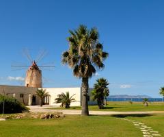 Il mulino e la costa con le Isole Egadi ben visibili all'orizzonte