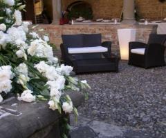 Divani esterni per l'aperitivo di nozze