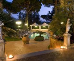 Ricevimento di matrimonio a bordo piscina