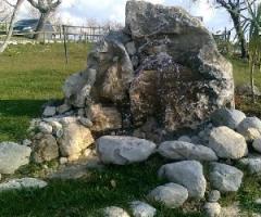 Fontana rocciosa nel giardino del ristorante