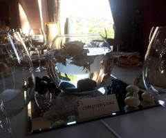 Centrotavola con ampolla di vetro e fiori